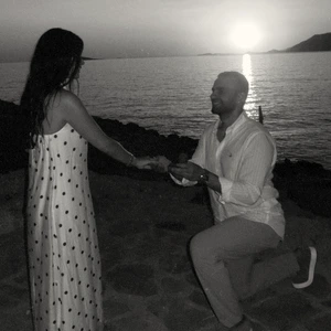 Ziya, gün batımında deniz kenarında diz çökmüş Senem'e evlenme teklif ediyor
